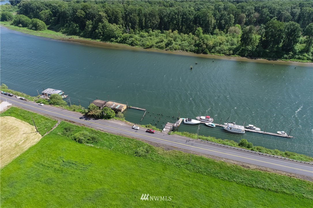 6400 B Willow Grove Road Longview, WA 98632 - Photo 3 of 26 a backyard of a house with lots of green space and a lake view