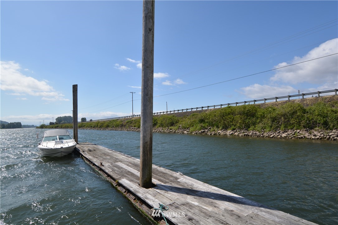6400 B Willow Grove Road Longview, WA 98632 - Photo 21 of 26 a view of a lake with a ocean view