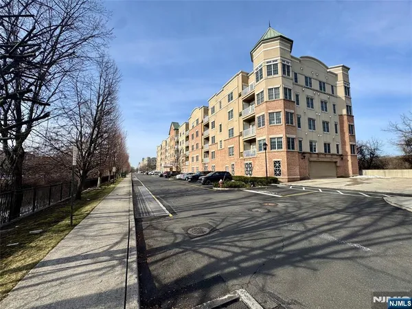 $2,600 | 1210 Windsor Park Court, Unit 210, Englewood, NJ 07631