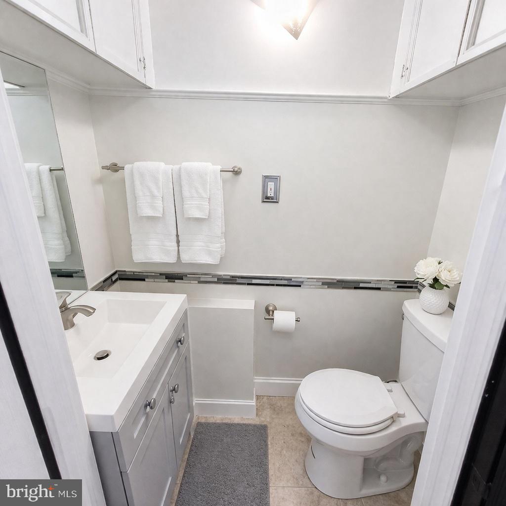 1122 Columbia Road Northwest Washington, DC 20009 - Photo 23 of 42 Third level ensuite bathroom