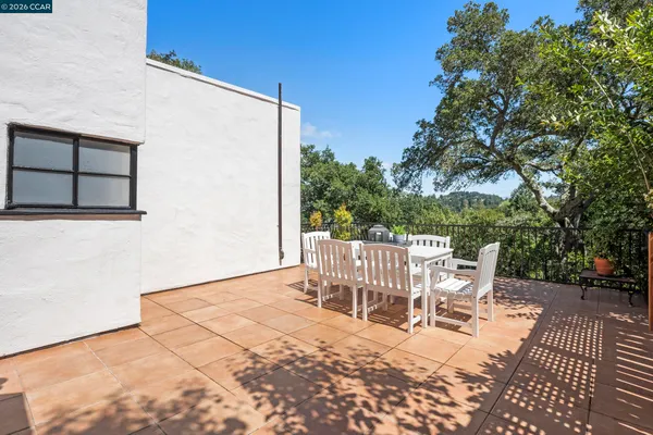 $1,595,000 | 7 Las Mesas Path, Orinda, CA 94563