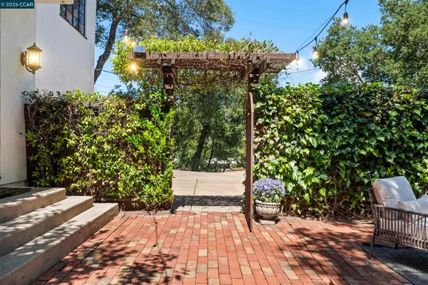 $1,595,000 | 7 Las Mesas Path, Orinda, CA 94563