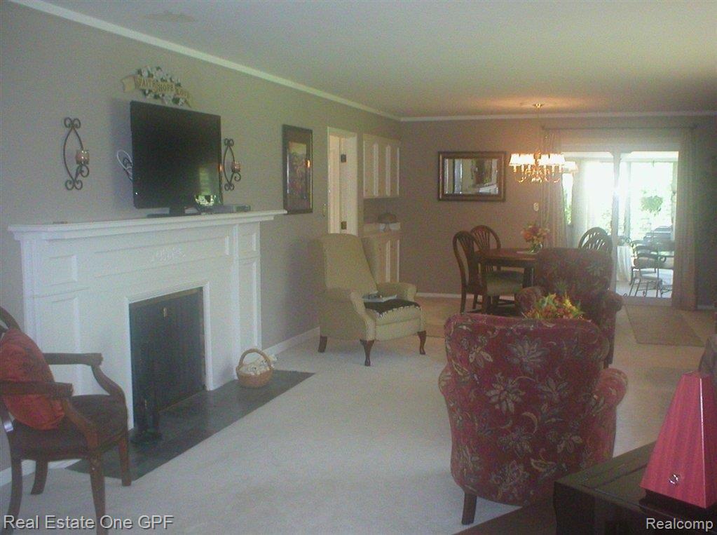 424 Barclay Road Grosse Pointe, MI 48236 - Photo 8 of 25 P1010643.JPG