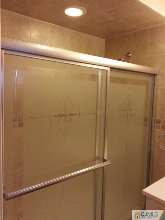 26 Winthrop Road Edison, NJ 08817 - Photo 14 of 25 a bathroom with a shower