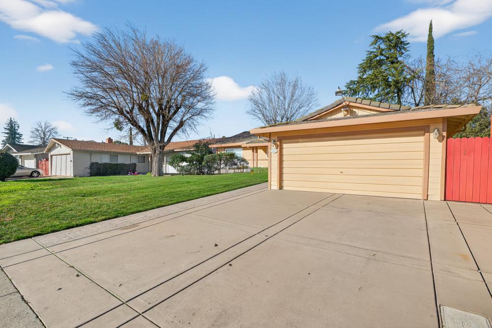 10649 Campana Way Rancho Cordova, CA 95670 - Photo 3 of 40 a front view of house with yard