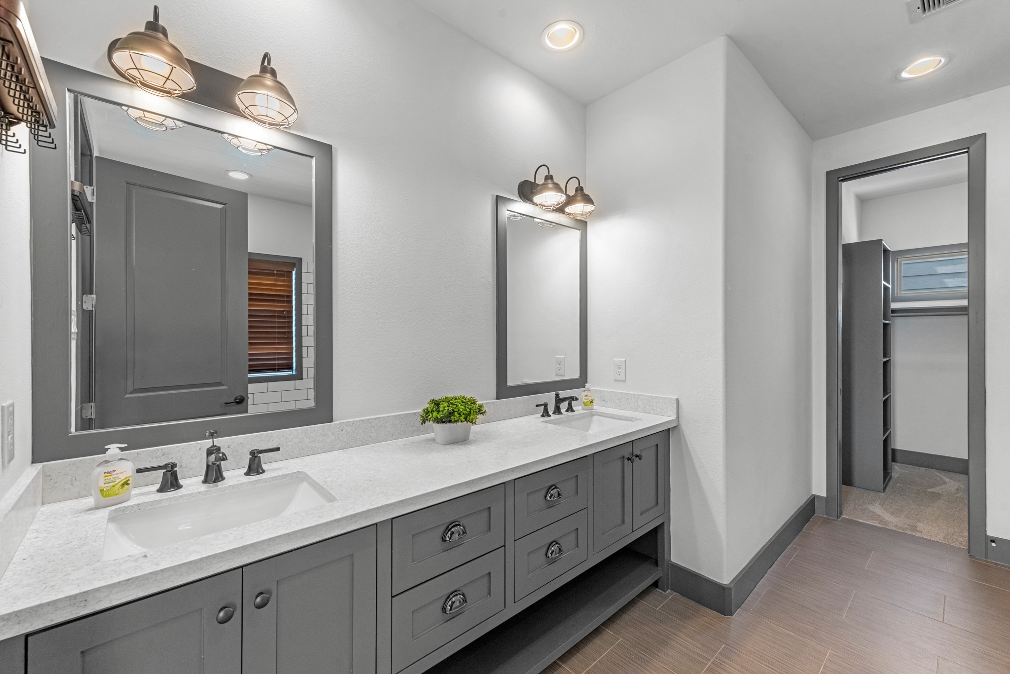 5802 Kansas Street Houston, TX 77007 - Photo 7 of 12 Primary Bath