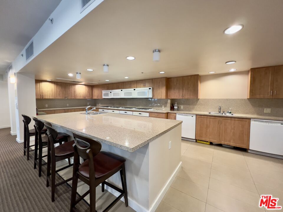 267 San Pedro Street, Unit 221 Los Angeles, CA 90012 - Photo 28 of 45 a large kitchen with a table and chairs