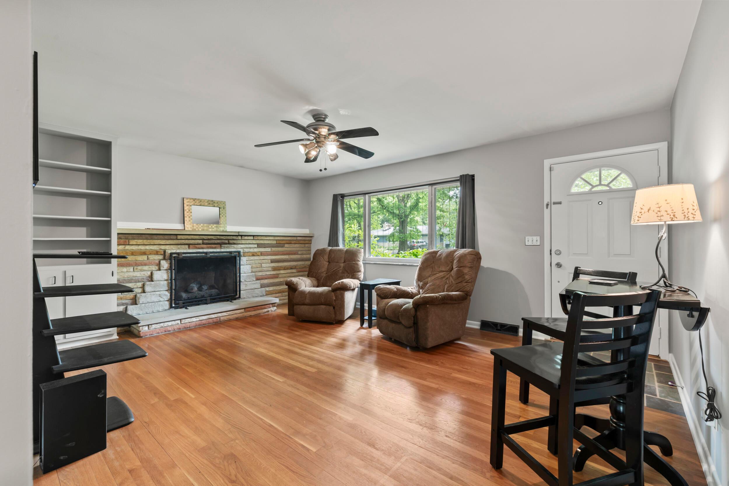 2629 Woodley Road Columbus, OH 43231 - Photo 15 of 32 15_living room 03