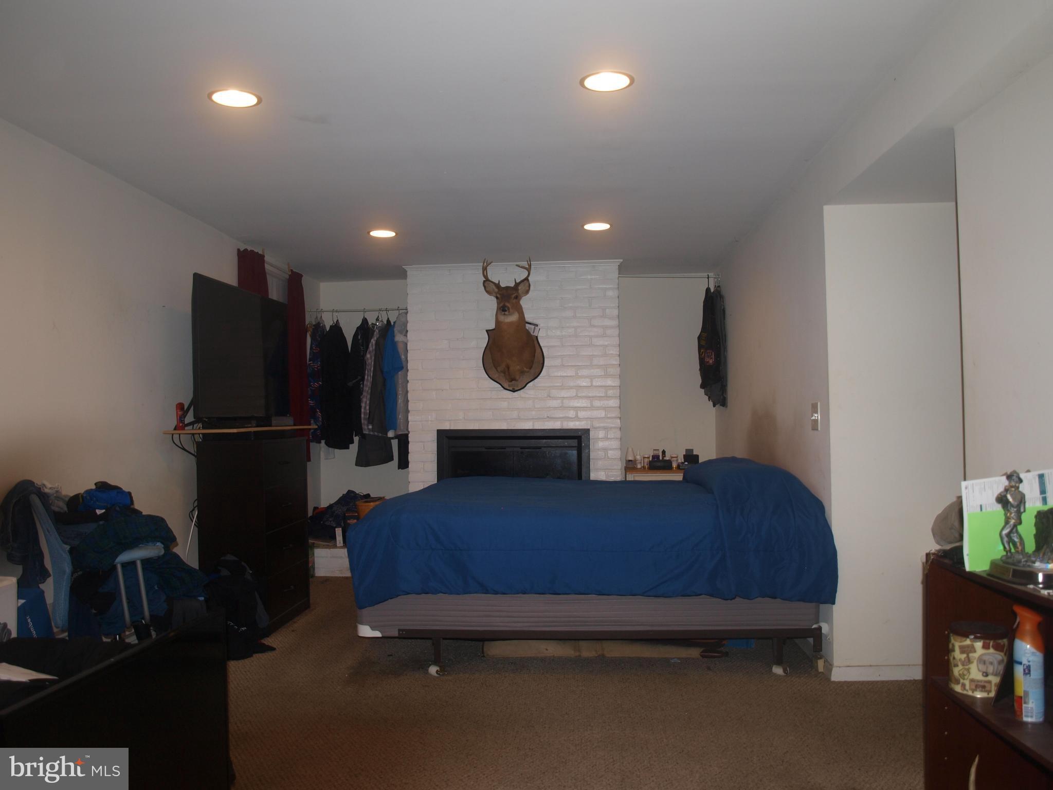 601 Arlewood Road Baltimore, MD 21228 - Photo 15 of 19 Lower level room with separate front entrance