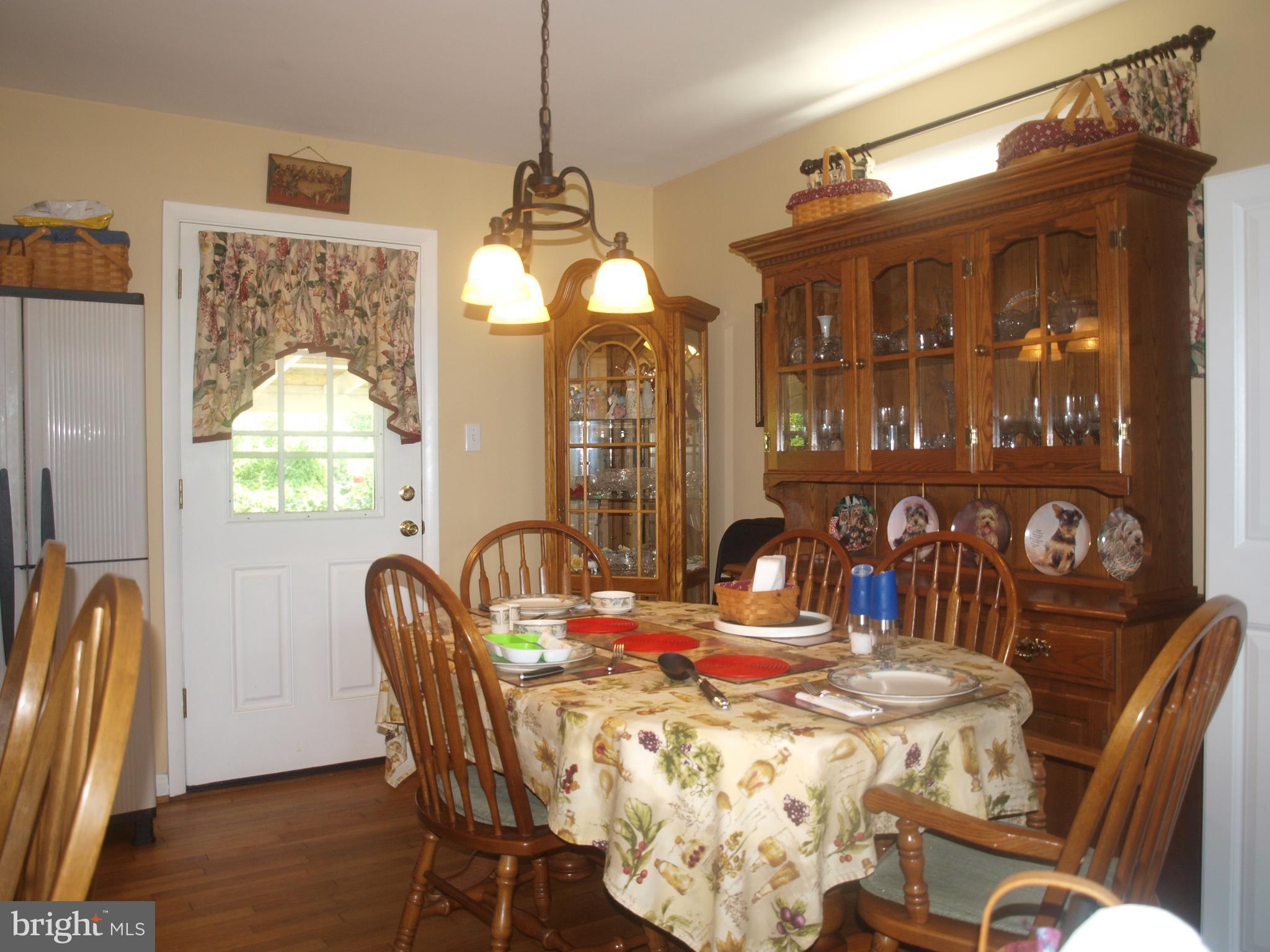 601 Arlewood Road Baltimore, MD 21228 - Photo 3 of 19 Dining Room