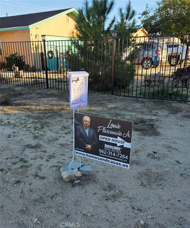 6427 Balboa Yucca Valley Yucca Valley, CA 92284 - Photo 4 of 5 a backyard of a house with lots of green space