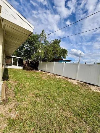 a view of a backyard