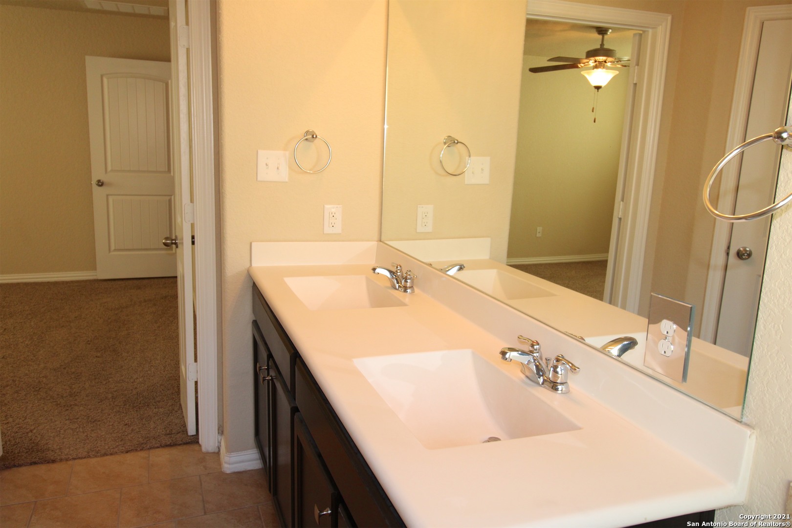 9118 Hogarten Converse, TX 78109 - Photo 15 of 26 a bathroom with a tub sink and mirror