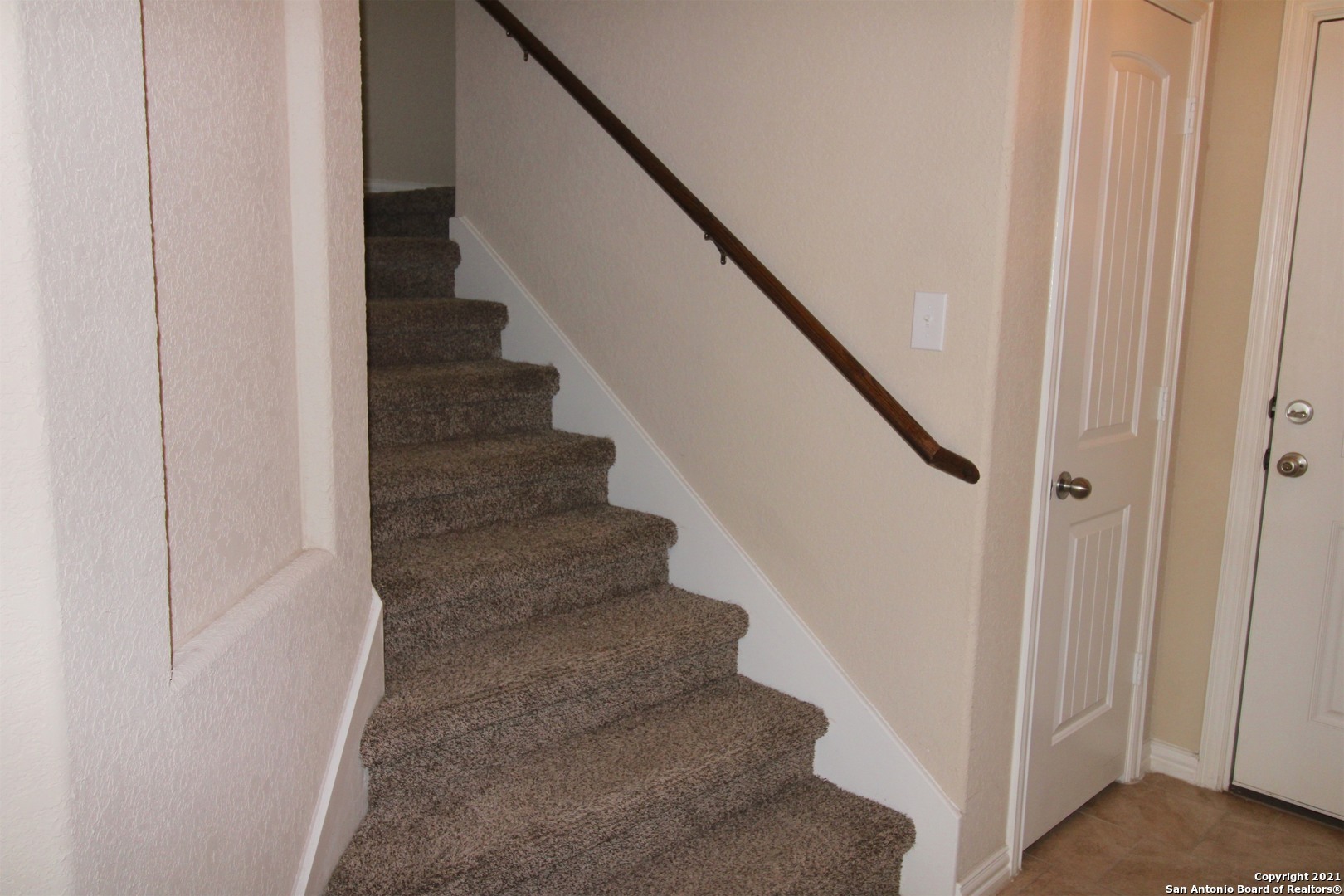 9118 Hogarten Converse, TX 78109 - Photo 9 of 26 a view of entryway