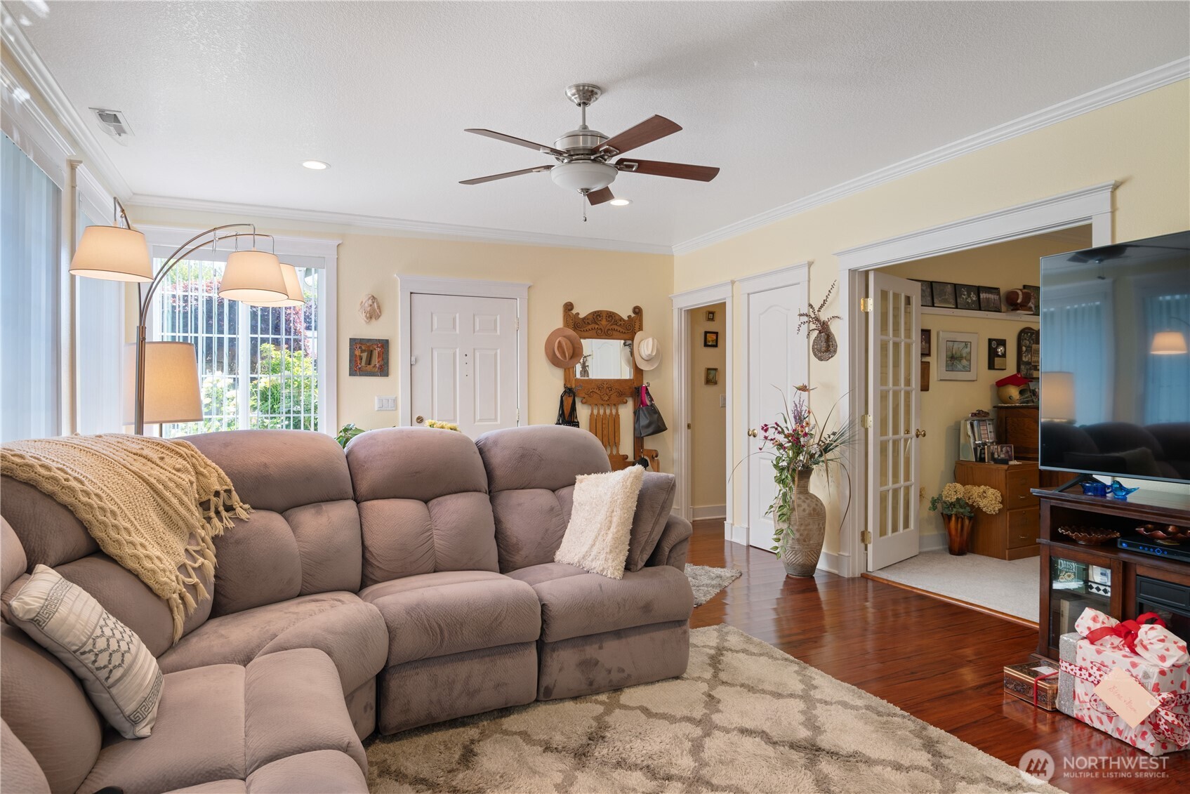 5562 Solo Point Drive Longview, WA 98632 - Photo 6 of 37 a living room with furniture ceiling fan and a rug