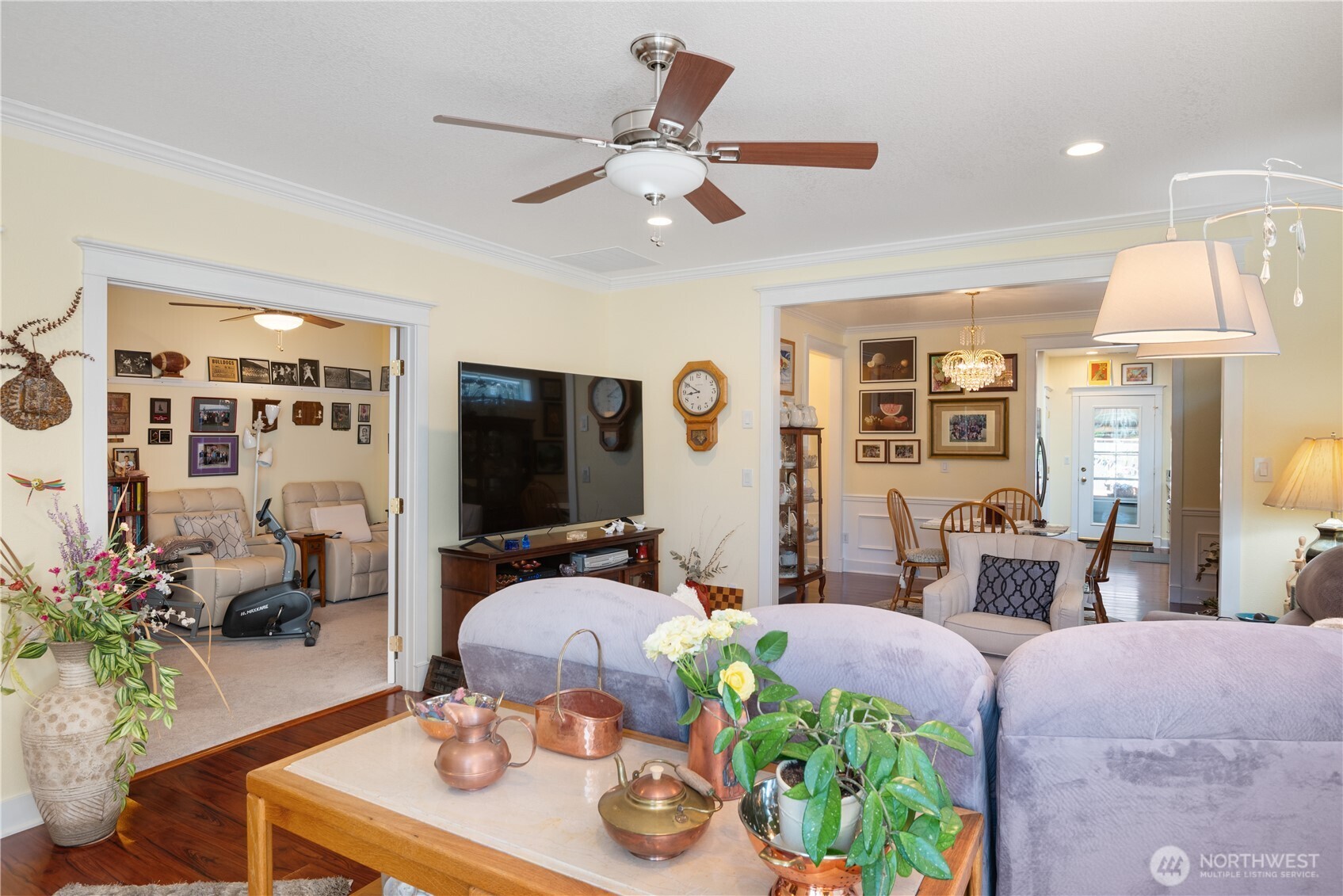 5562 Solo Point Drive Longview, WA 98632 - Photo 8 of 37 a living room with furniture and a chandelier