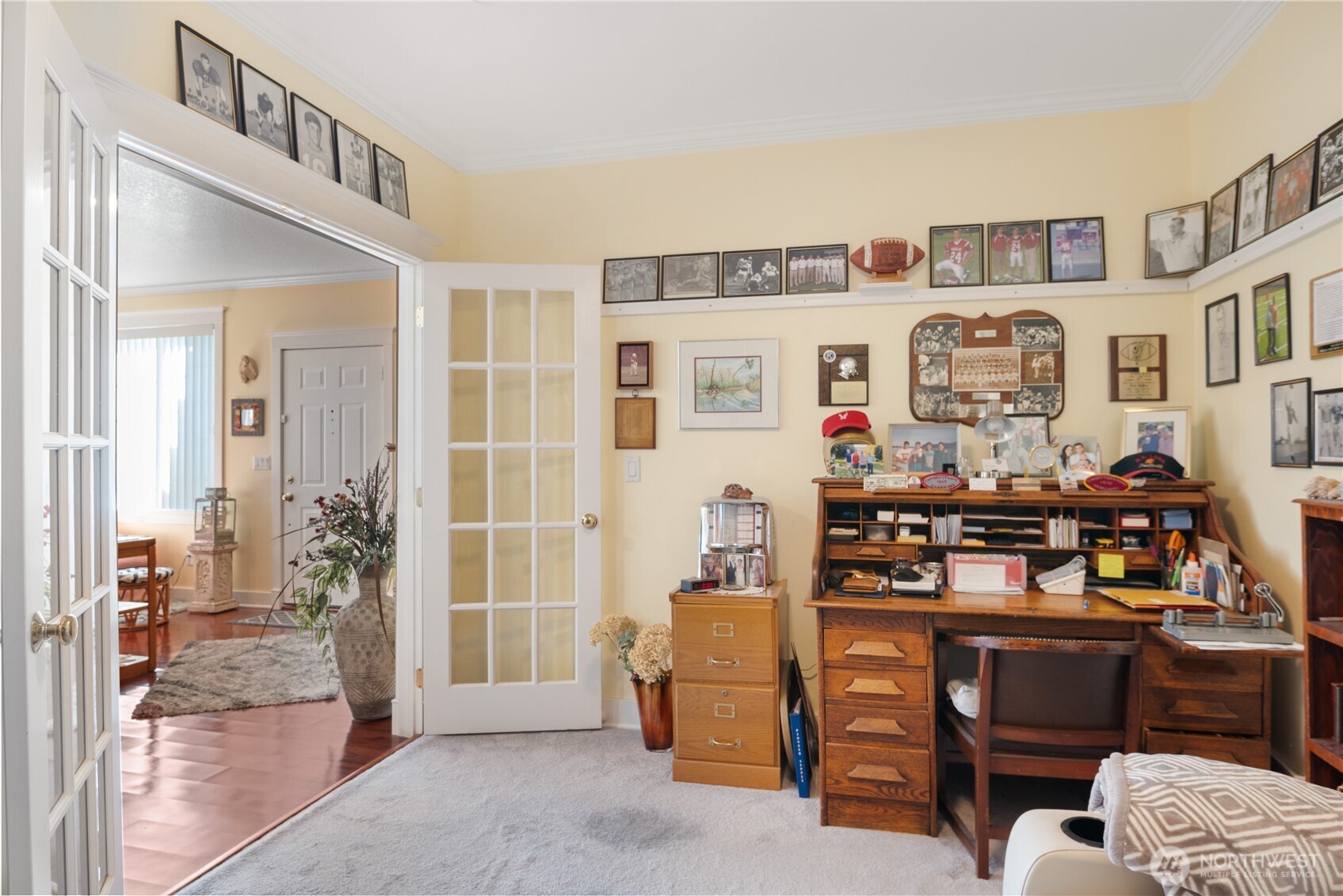 5562 Solo Point Drive Longview, WA 98632 - Photo 10 of 37 a living room with furniture and a potted plant