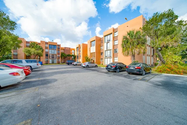 $2,800 | 9440 West Flagler Street, Unit 205, Miami, FL 33174