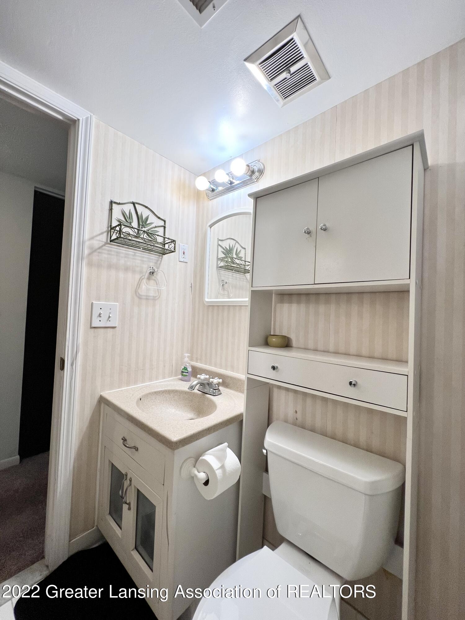 2024 Hamilton Road, Unit 206 Okemos, MI 48864 - Photo 16 of 29 16 Full bath 2
