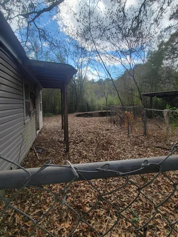 a view of a backyard