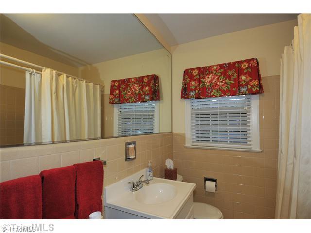 2705 Country Club Road Winston-Salem, NC 27104 - Photo 11 of 14 Bath.