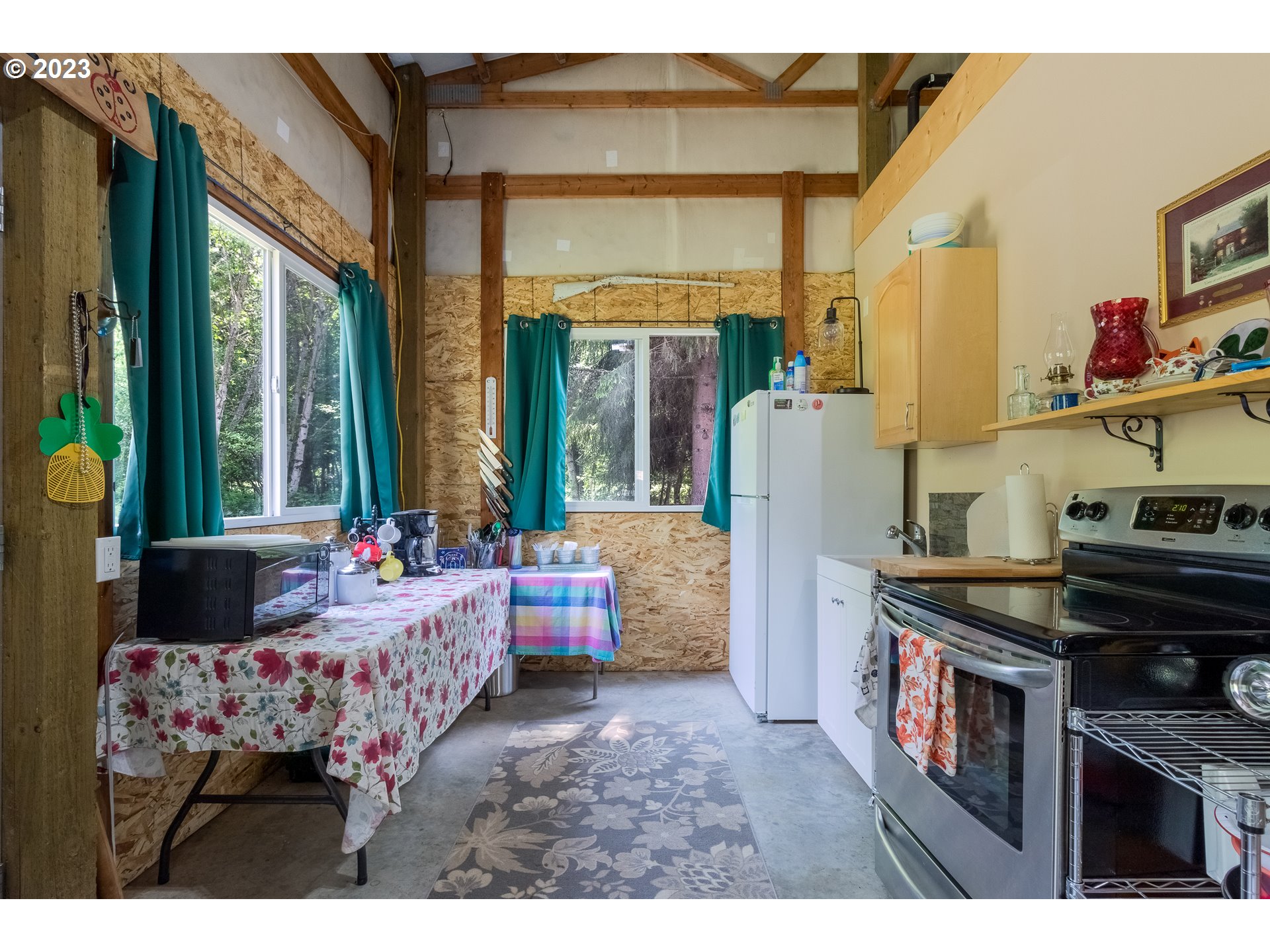 61174 Mill Creek Road Milton Freewater, OR 97862 - Photo 17 of 25 a living room with furniture and a large window
