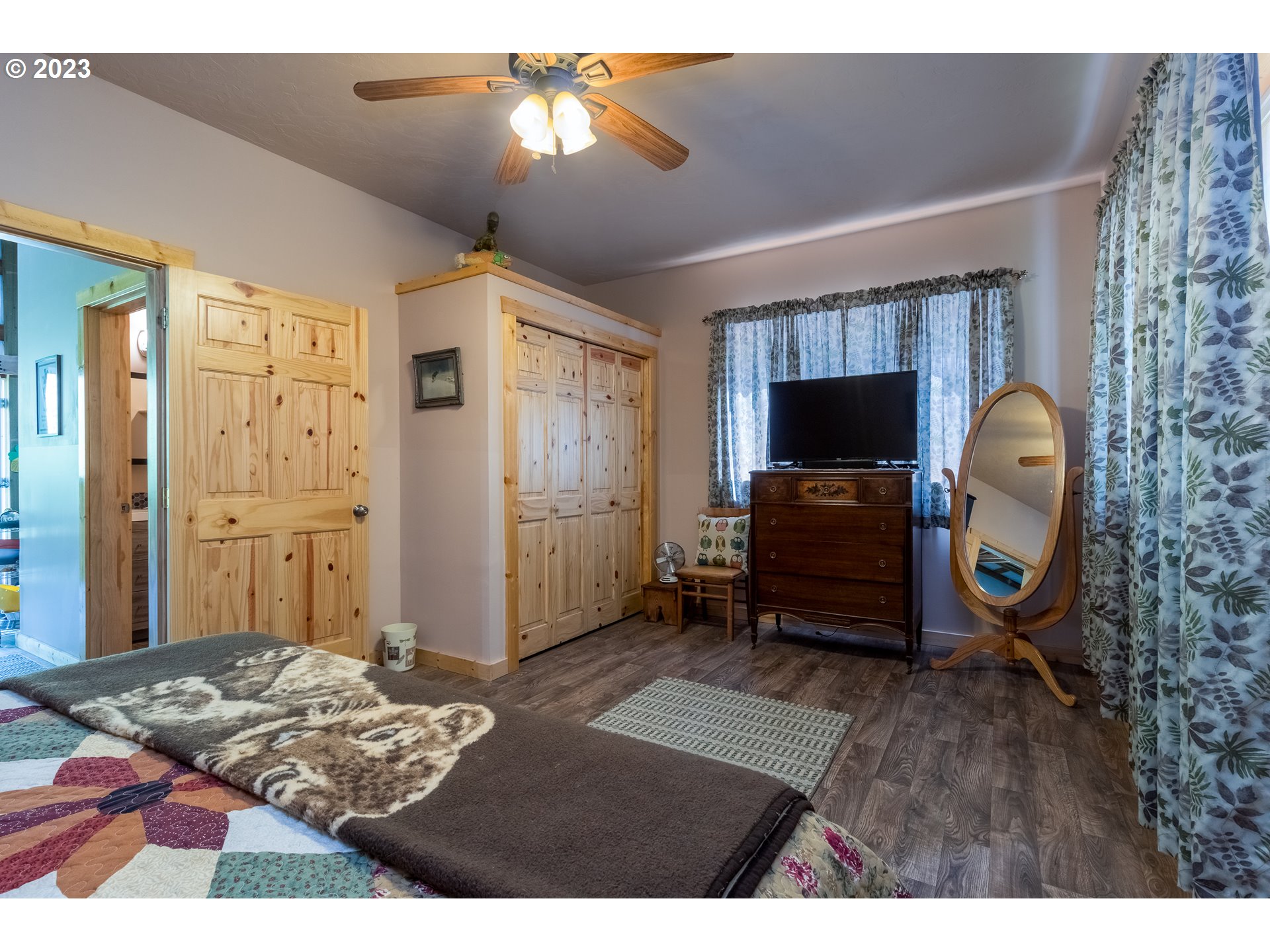 61174 Mill Creek Road Milton Freewater, OR 97862 - Photo 21 of 25 a bedroom with a bed and furniture