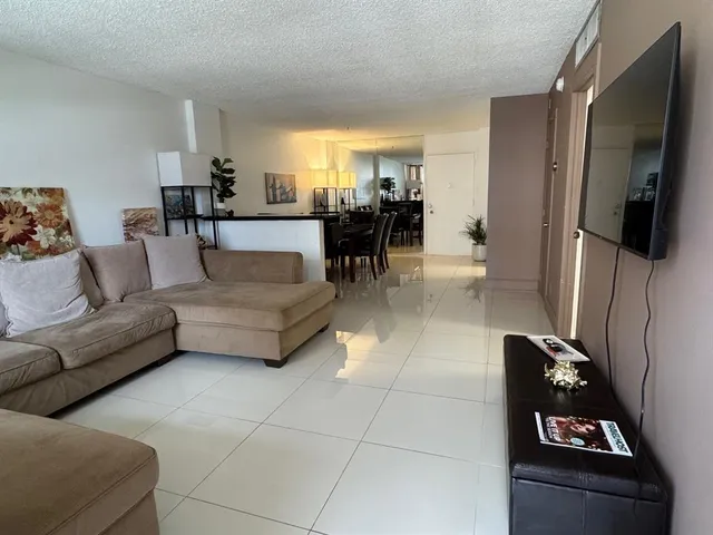 $2,600 | 305 North Pompano Beach Boulevard, Unit 307, Pompano Beach, FL 33062