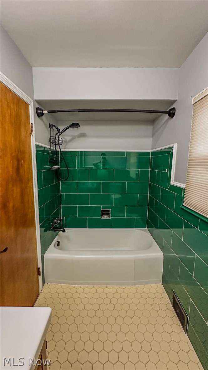 426 Dorchester Road Akron, OH 44320 - Photo 12 of 20 Bath