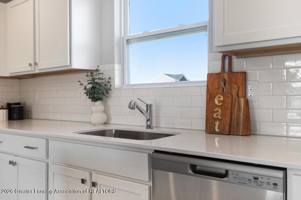 707 West Windward Way Perry, MI 48872 - Photo 8 of 37 5-SVW051-i2080-Kitchen3