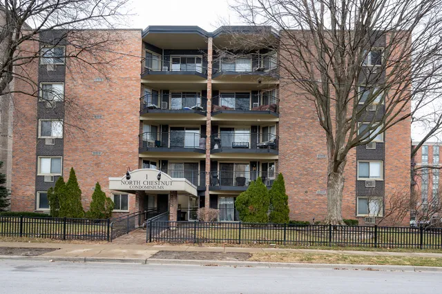 $2,000 | 1 North Chestnut Avenue, Unit 4G, Arlington Heights, IL 60005