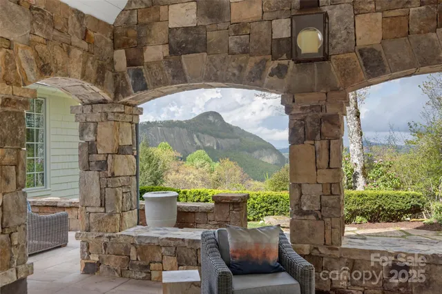 a view of entryway with a fountain