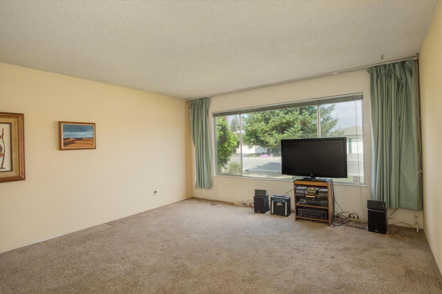 1097 West Flora Avenue Reedley, CA 93654 - Photo 3 of 21