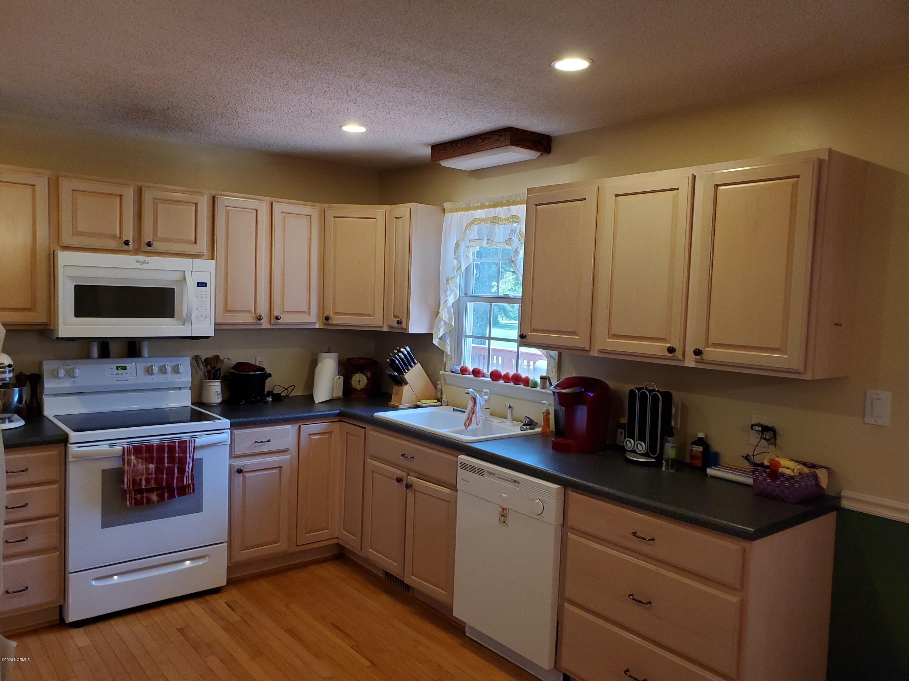 556 Possum Track Road Chocowinity, NC 27817 - Photo 27 of 57 028 Kitchen