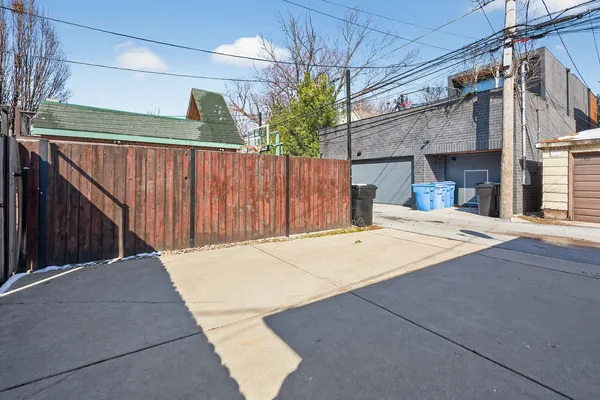 a view of backyard of the house