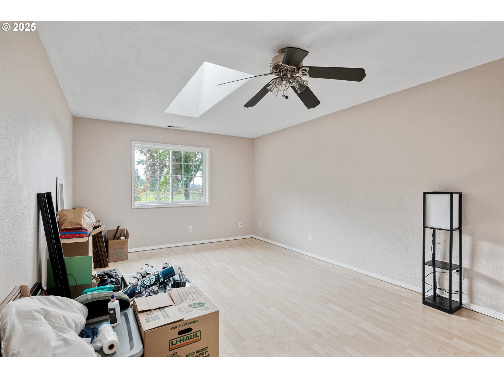 2770 48th Avenue Longview, WA 98632 - Photo 18 of 31 a living room with furniture