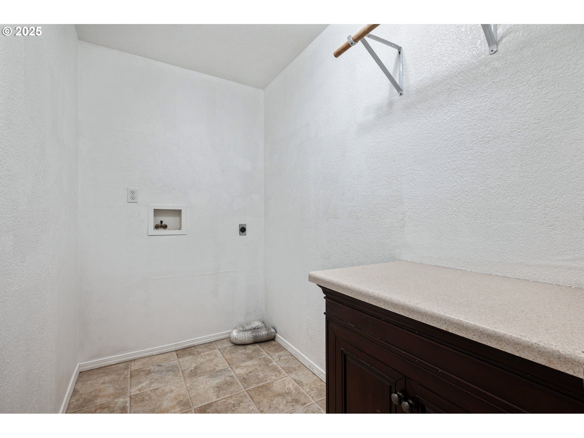 2770 48th Avenue Longview, WA 98632 - Photo 24 of 31 a room with a table and a fan