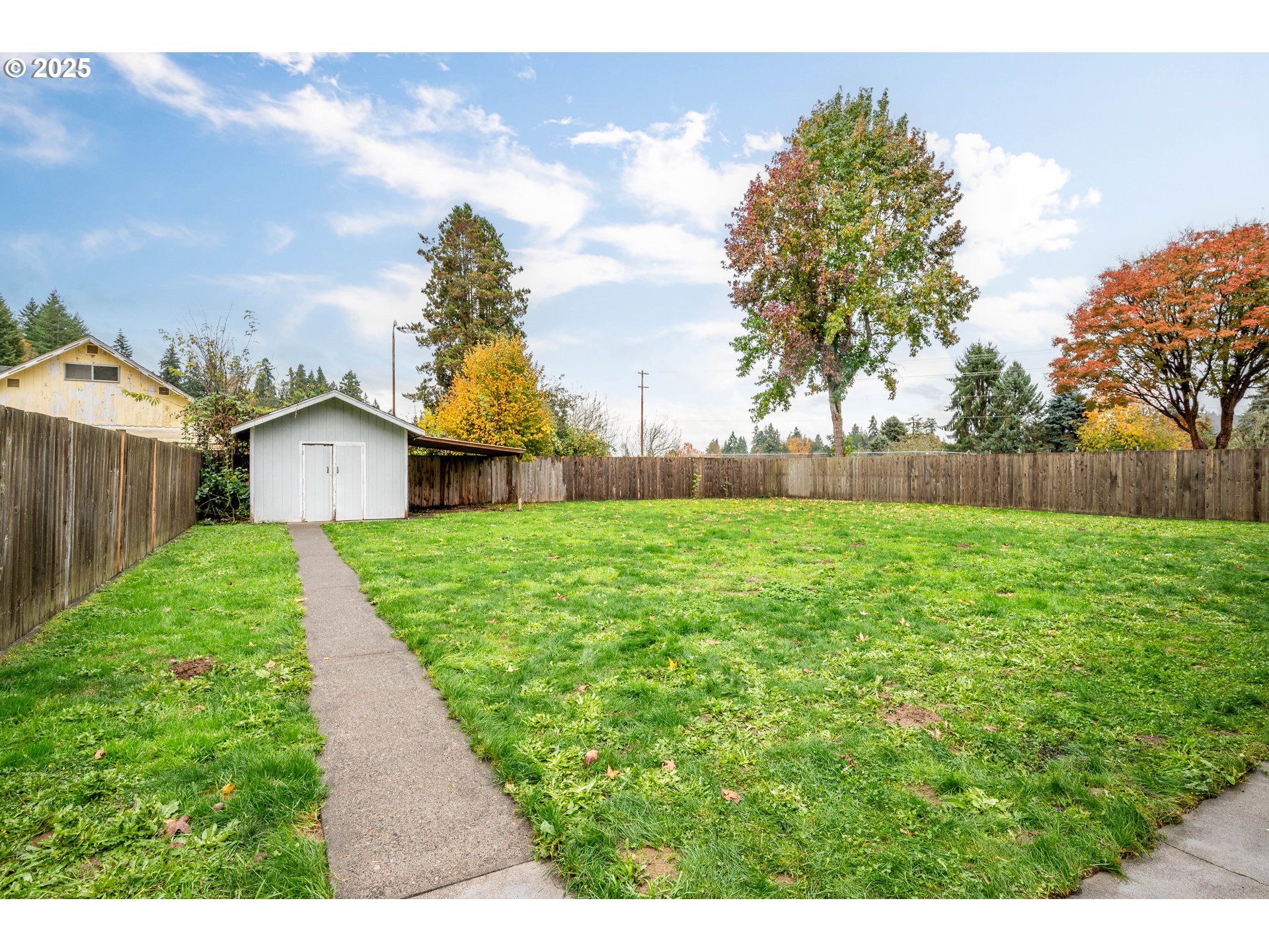 2770 48th Avenue Longview, WA 98632 - Photo 25 of 31 a front view of a house with garden