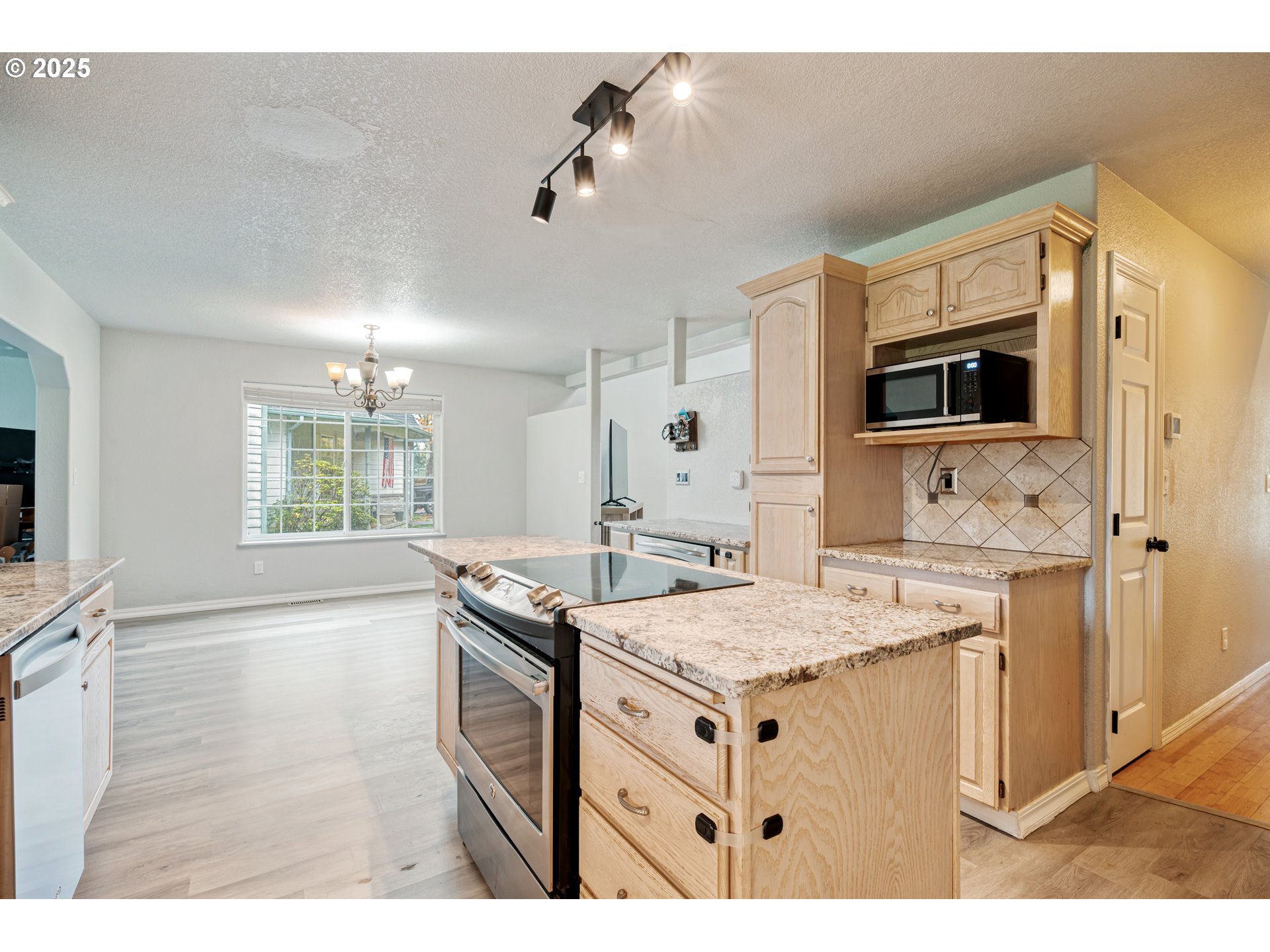 2770 48th Avenue Longview, WA 98632 - Photo 8 of 31 a kitchen that has a sink and a stove in it