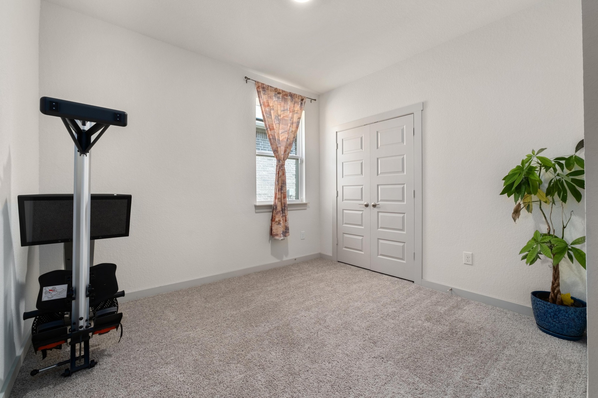 10509 Defender Trail Austin, TX 78754 - Photo 20 of 37 an empty room with windows