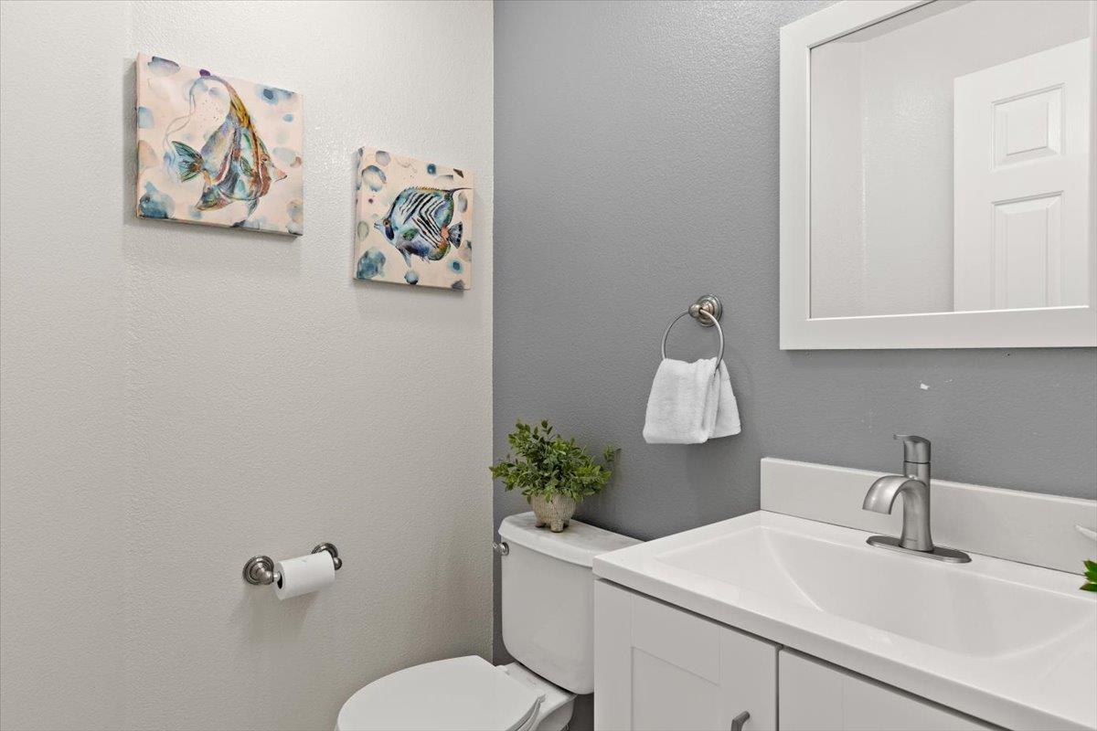 467 Whitechapel Avenue San Jose, CA 95136 - Photo 10 of 34 a bathroom with a toilet sink and mirror