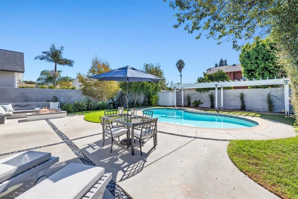1416 11th Street Manhattan Beach, CA 90266 - Photo 22 of 28 a view of a backyard with sitting area