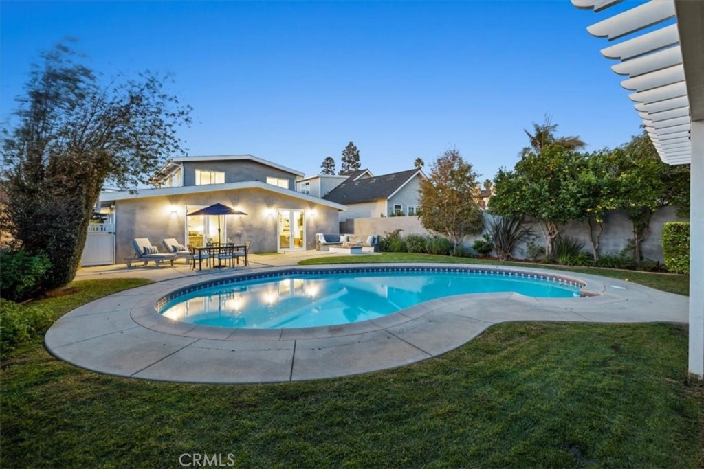1416 11th Street Manhattan Beach, CA 90266 - Photo 25 of 28 a view of a swimming pool with a yard