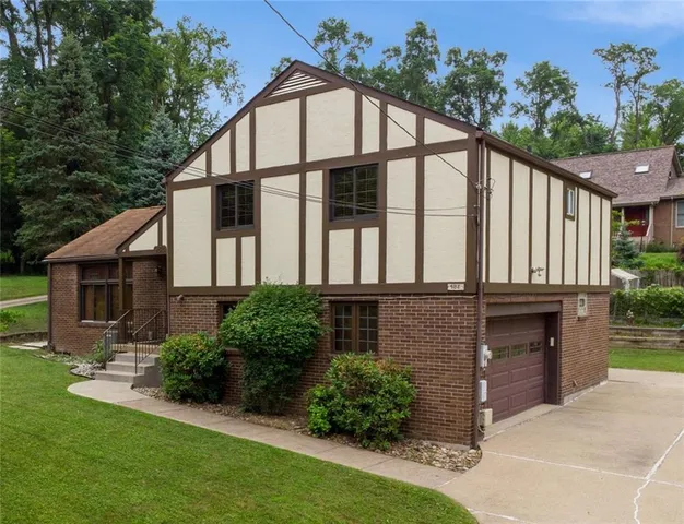 a view of a house with backyard and garden
