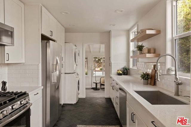 a close view of sink and tap