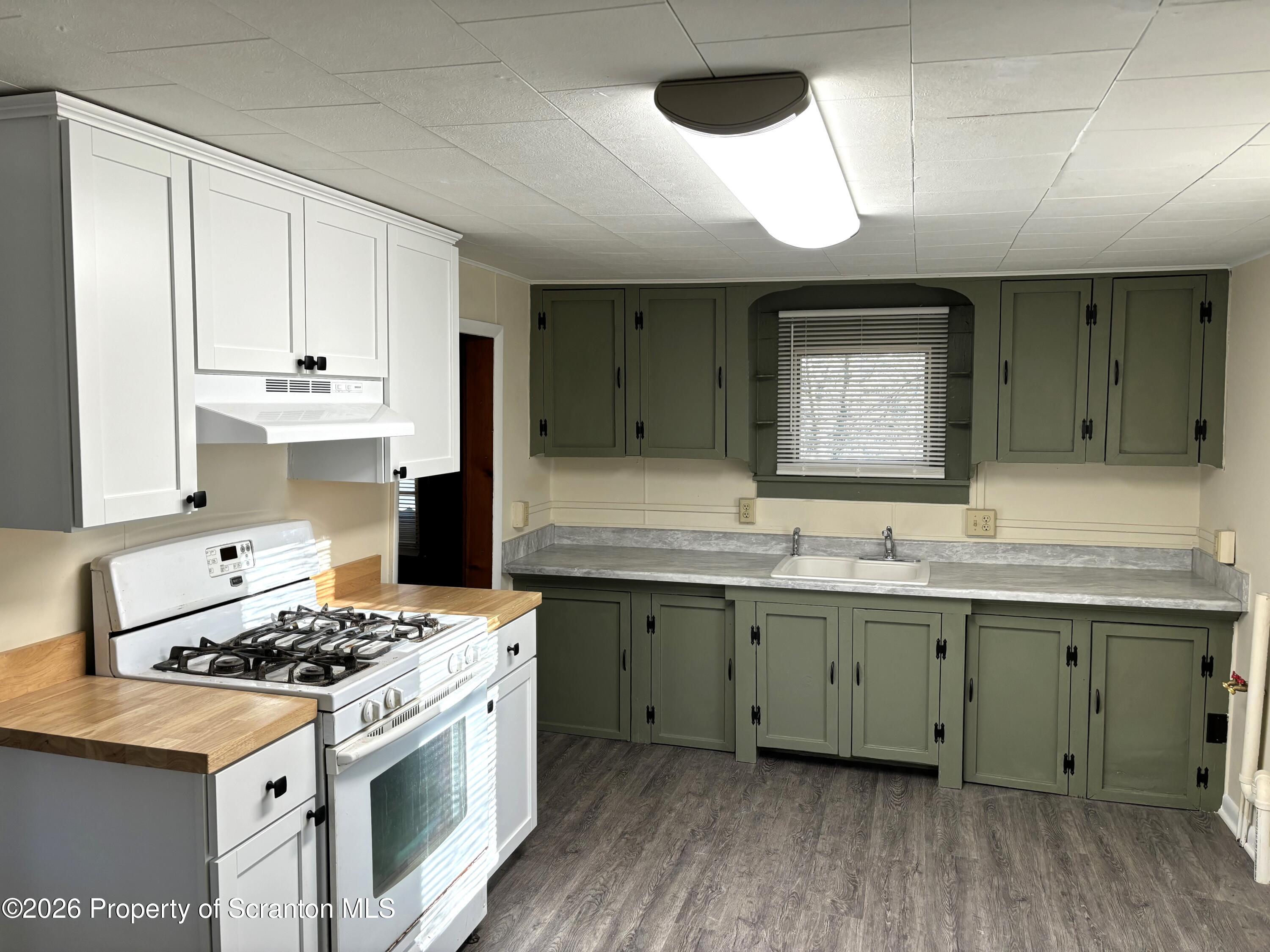 146 6th Street Blakely, PA 18447 - Photo 6 of 24 Enter into kitchen
