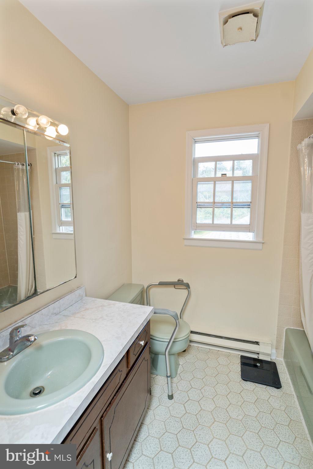 2435 Fox Run Way Riegelsville, PA 18077 - Photo 20 of 21 Primary Bathroom