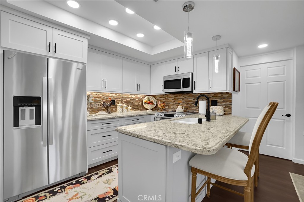 1371 Oakmont Road, Unit 150K Seal Beach, CA 90740 - Photo 3 of 12 Fully remodeled kitchen