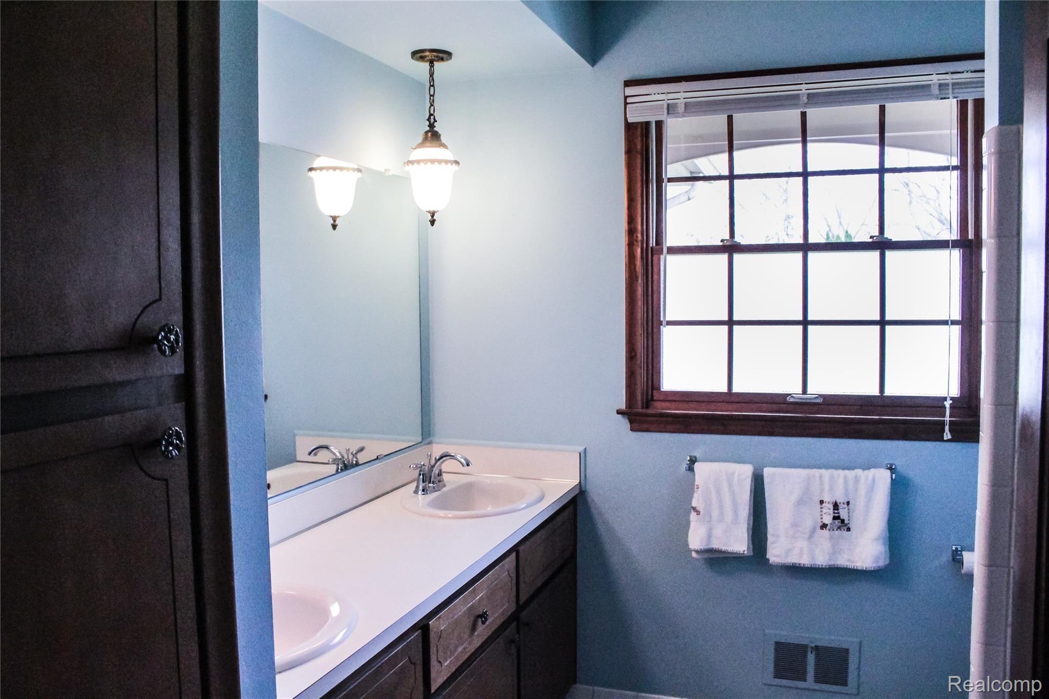 2074 Chalet Drive Rochester, MI 48309 - Photo 15 of 17 IMG_5199.jpg