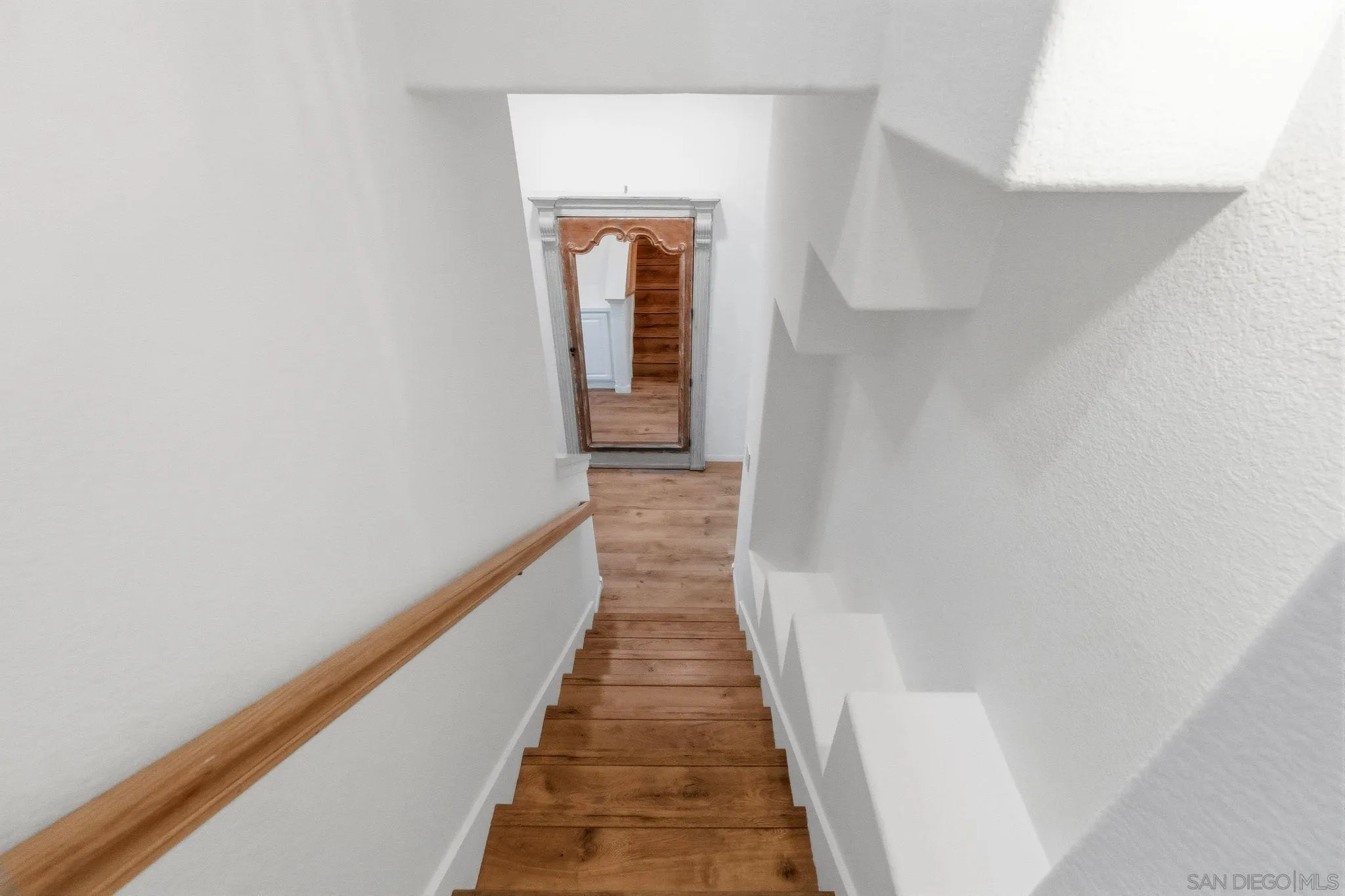 2842 Torrey Pines Road La Jolla, CA 92037 - Photo 19 of 45 a view of a hallway with wooden floor